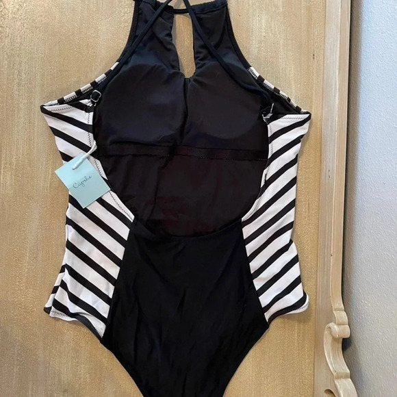 CUPSHE one piece swimsuit with sexy deep V neck and cross-cross straps - Picture 5 of 11